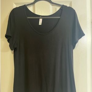 LuLaRoe black Classic tee. High-low hem GUC Soft fabric. Size med
